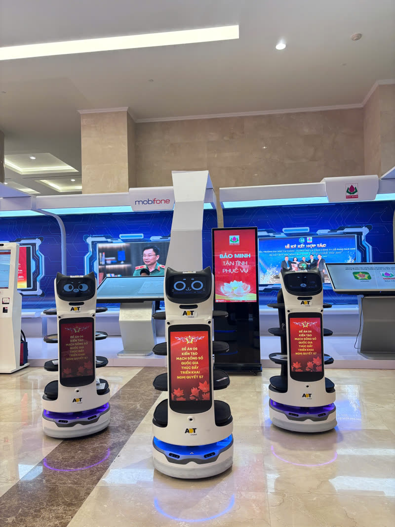 Đội hình 3 BellaBot Pro chạy nội dung Đề án 06